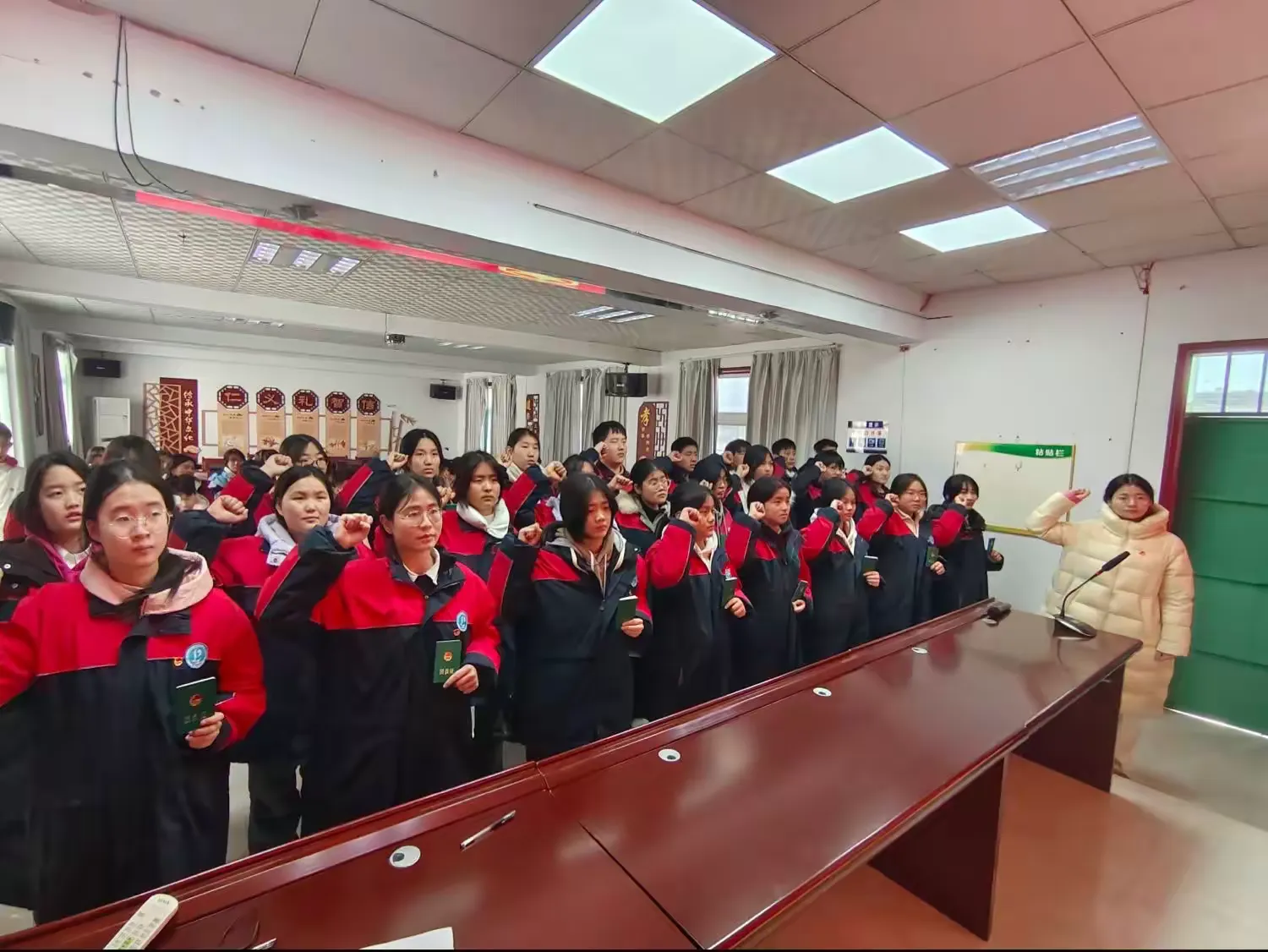 简篇-〔魅力实东〕喜迎入团会,青春展风采——伊川县实验中学东校区新团员入团宣誓仪式