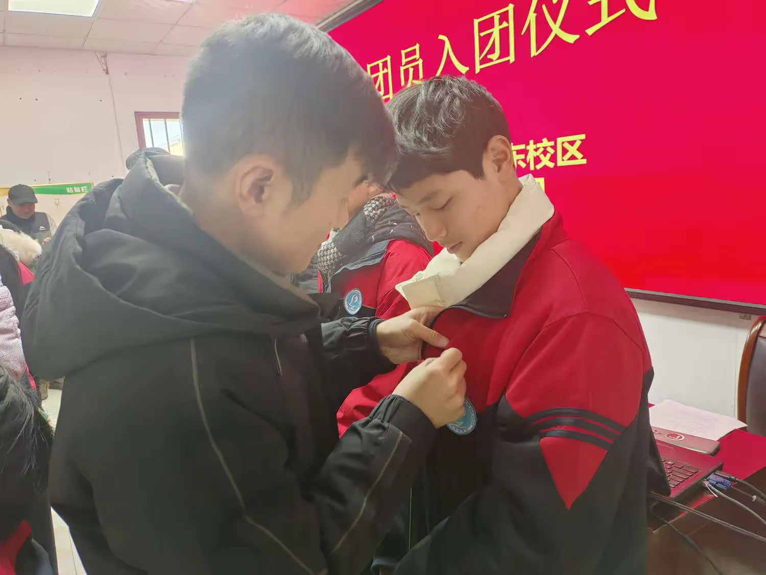 简篇-〔魅力实东〕喜迎入团会,青春展风采——伊川县实验中学东校区新团员入团宣誓仪式