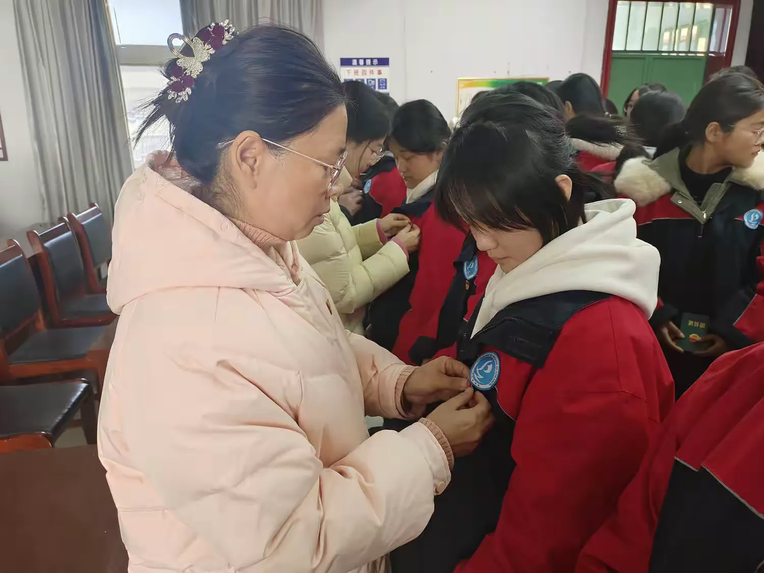 简篇-〔魅力实东〕喜迎入团会,青春展风采——伊川县实验中学东校区新团员入团宣誓仪式