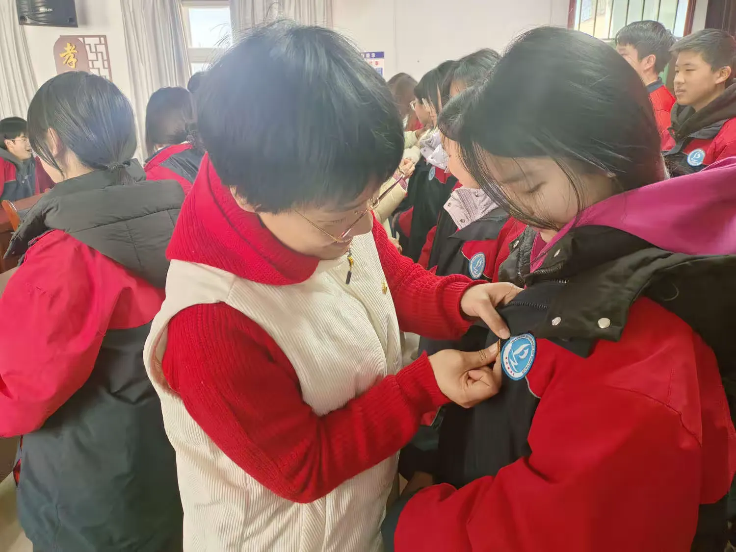 简篇-〔魅力实东〕喜迎入团会,青春展风采——伊川县实验中学东校区新团员入团宣誓仪式