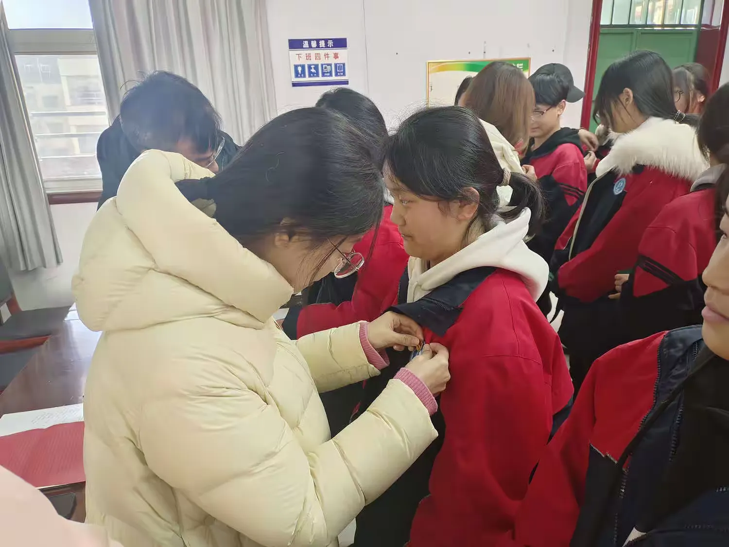 简篇-〔魅力实东〕喜迎入团会,青春展风采——伊川县实验中学东校区新团员入团宣誓仪式