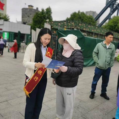 交通银行丹东沿江开发区支行2024年普及金融知识万里行活动热烈开展中