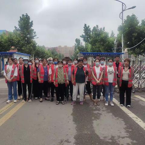 风雨无阻，保驾护航——人民路小学四年级十九班家长护卫队执勤