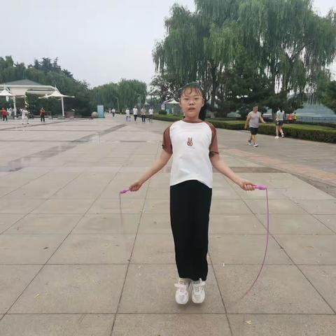 【全环境立德树人】莱芜师范附属小学五（8）中队贾语涵多彩暑假之运动暑假