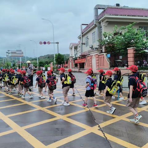 走进小学，体验成长！——童星幼儿园参观小学，幼小衔接，我们在行动。