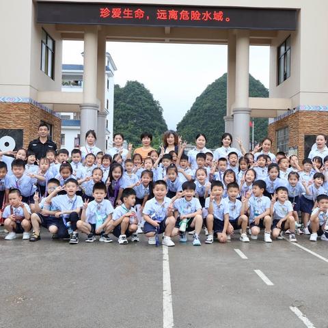 靖西尊府幼儿园毕业班参观小学活动