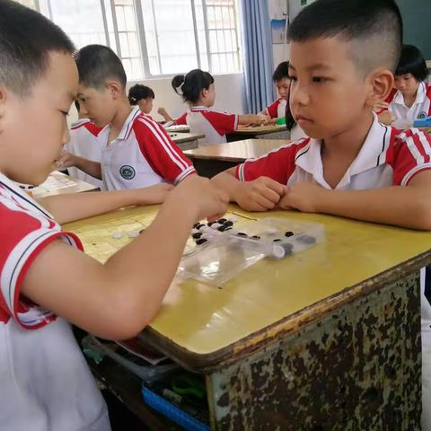 宁远二小三(4)班五子棋社团活动