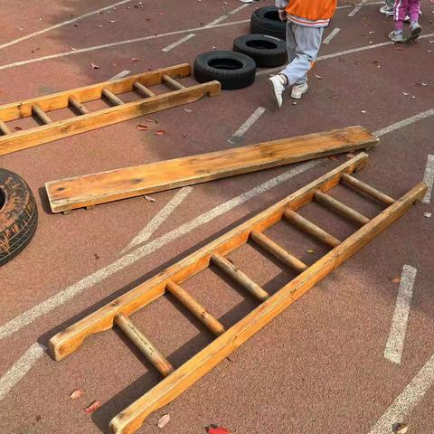梯子搭建，快乐游戏——苏堂小学幼儿园中三班户外搭建