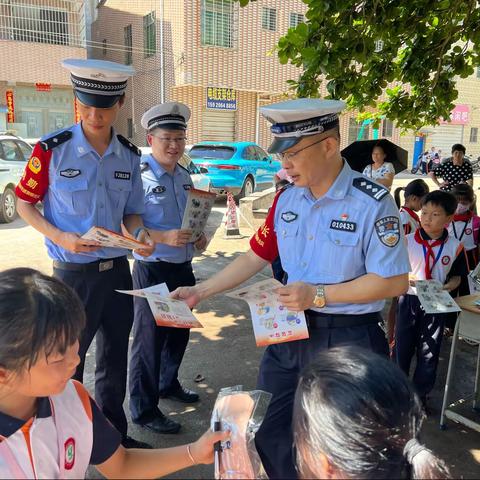 泊车管理科党支部开展“全警联系村居”交通安全宣传进校园主题党日活动