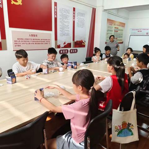 圣唐社区开展青少年“快乐暑期 健康生长”第五期彩绘月球灯活动
