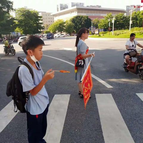 爱在路上，你我在行动-老隆镇水贝小学二年级家长志愿护学岗活动