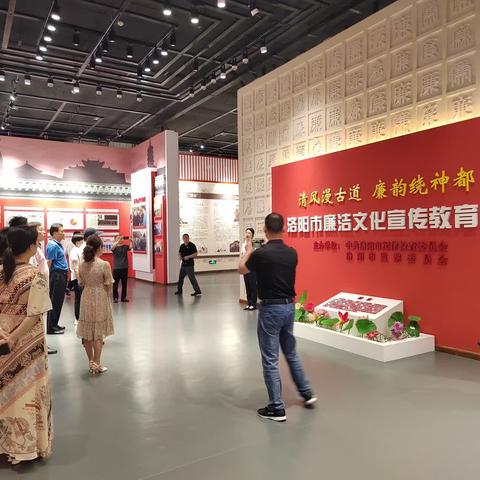 奋进新征程      建功新时代