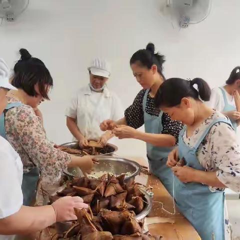 浓情端午，粽叶飘香--城南幼儿园教职工包粽子活动