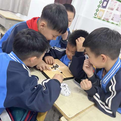 【魅力社团】妙趣横生，乐在“棋”中——翠竹园小学一二年级五子棋社团风采展示