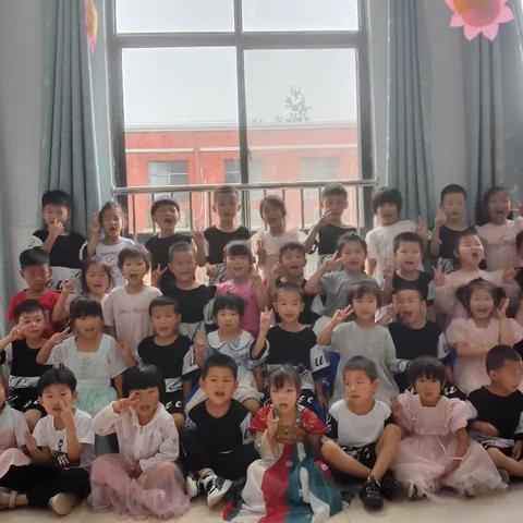 《中班毕业啦！》中心幼儿园——中一班中班毕业留念！