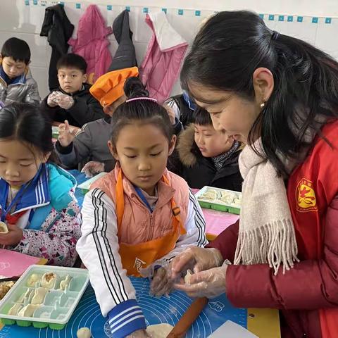 “小小饺子香 浓浓冬至情”钢六区社区与辖区共建单位钢三路小学开展冬至包饺子活动