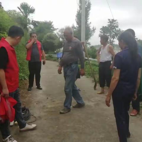 洞口中医院驻村干部第一书记带领驻村工作队同塘湾村书记及村干部整改塘湾村垃圾池和垃圾桶