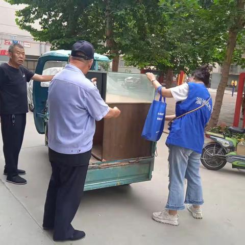 公园街道金信园社区：楼道垃圾乱堆放 网格员及时联系促清理