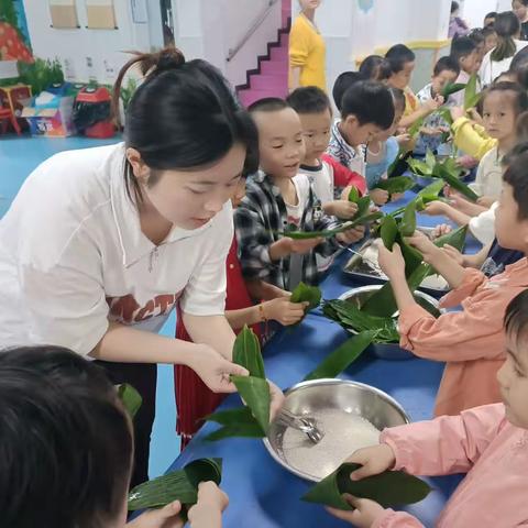 “粽叶飘香，悠悠端午情”童蒙现代幼儿园包粽子活动