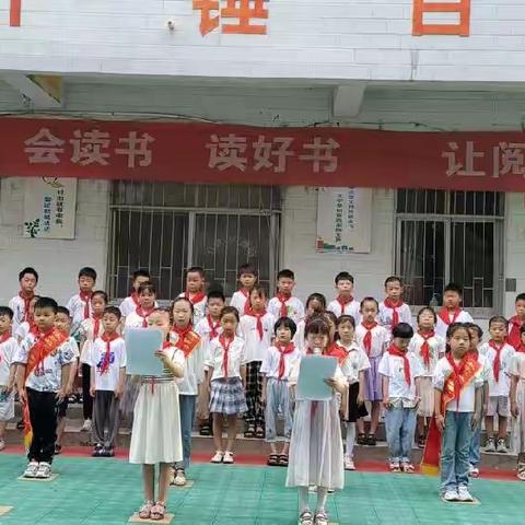 多媒体小学“感恩父亲”主题升旗仪式