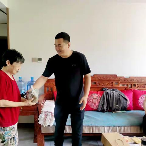 “浓情端午 糯粽飘香”——国网雄县供电公司节前看望退休老职工