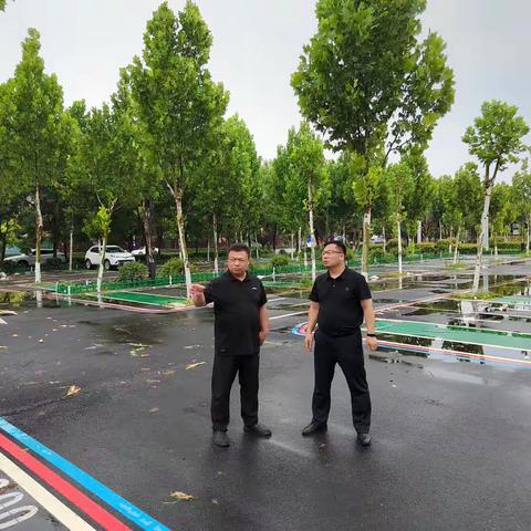 [街道日报]撸起袖子加油干 风雨无阻向前行—街道党工委书记申万民督导调研重点项目建设工作