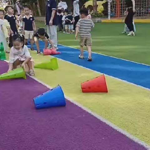四季康城第二幼儿园小二班第二十周户外篇