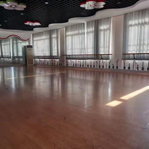 “共建美好环境 同创文明校园” ——长河总务处进行功能室卫生检查