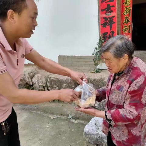 粽香端午佳节 敬老美德传递——聂家沟村入户开展爱心活动