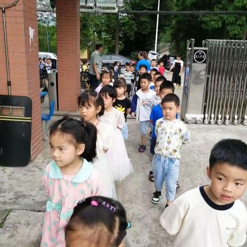 “走进小学，体验成长”崇州市三郎幼儿园大班幼儿参观小学活动