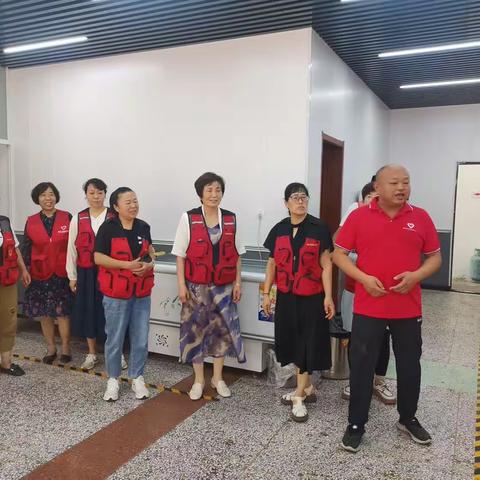 心系环卫 粽香传情青年志愿者协会联合爱心企业为环卫工人送上端午祝福