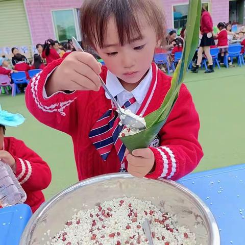 🧚‍♀️春蕾幼儿园🌱粽子飘香，品味端午👫小朋友们动手🤲体验包粽子的乐趣圆满落幕