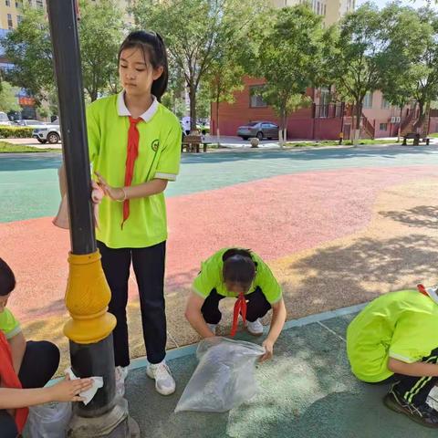 海勃湾区第五小学五八中队“家乡旅游景区清理垃圾”主题实践活动