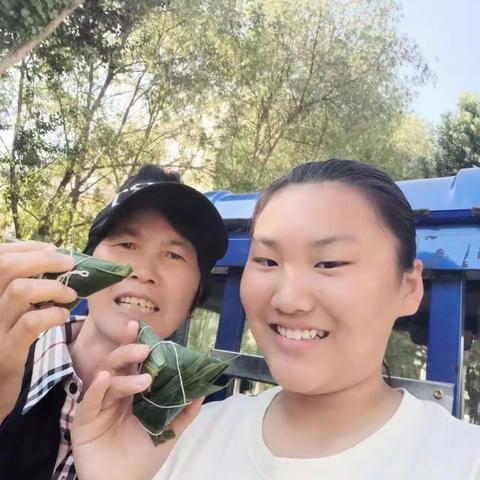 青青粽叶长，悠悠艾草香。夏意渐浓时，一年又端阳——二年八班端午节留念