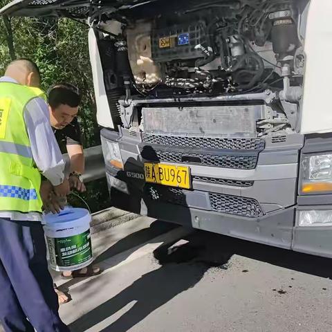 货车“高热”存隐患    收费员热心加水帮“降温”