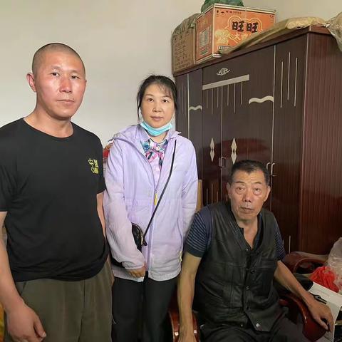 落实“服务升温工程”，鹿苑大道支行上门服务暖人心