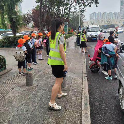 雨天护学岗，撑起“平安伞”——临沂第九实验小学三(2)中队