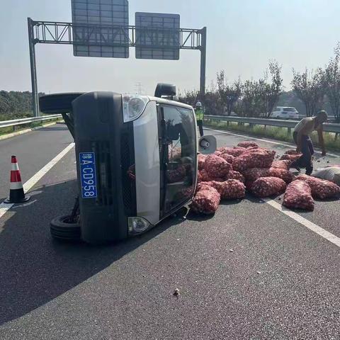 “蒜你狠”翻车添堵   路产员护路清除