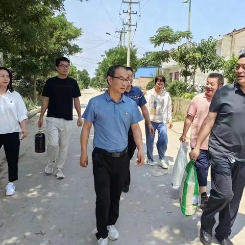 临渭区残联党组迎“七一”慰问残疾和贫困老党员