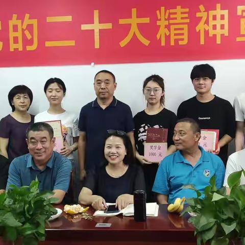 大李家村两委为2023年本村考取本科及以上学历的学生发放奖学金