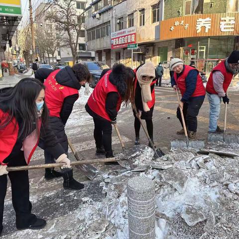 以雪为令 暖心相守——华光社区党员干部先锋行，扫雪除冰送温暖