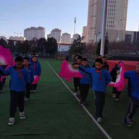 唱花儿少年    舞矫健身姿——龙泉小学高跷社团活动总结