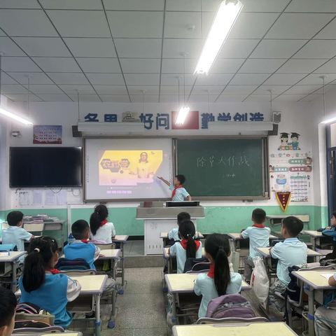 附小学子爱劳动，田间除草正当时