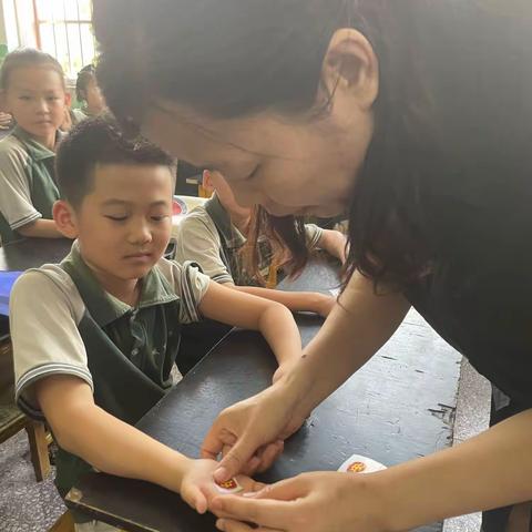 城里小学三二班“永远把平安牢牢握在手心里”暑假平安传递活动