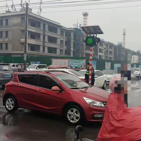 雨中执勤除隐患 疏导交通保平安——淇县专职治安巡防大队