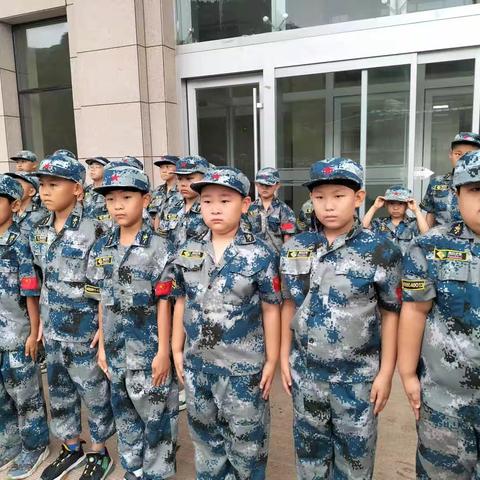 学军人风采，强自身素质