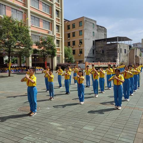 龙门县龙城第五小学第五届校园文化艺术节“武”动少年龙形拳比赛