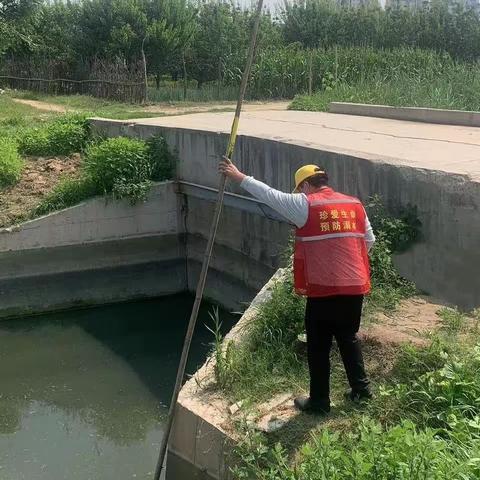 助力防溺水 我们在行动——记育才明德小学党支部开展志愿服务活动之夏季防溺水救援竹竿投放