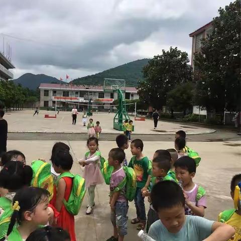 民族小学附属幼儿园大四班参观小学的美篇