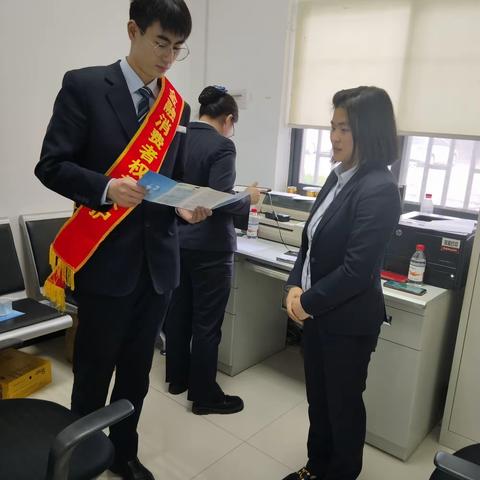 新密青屏街进单位宣传消保知识
